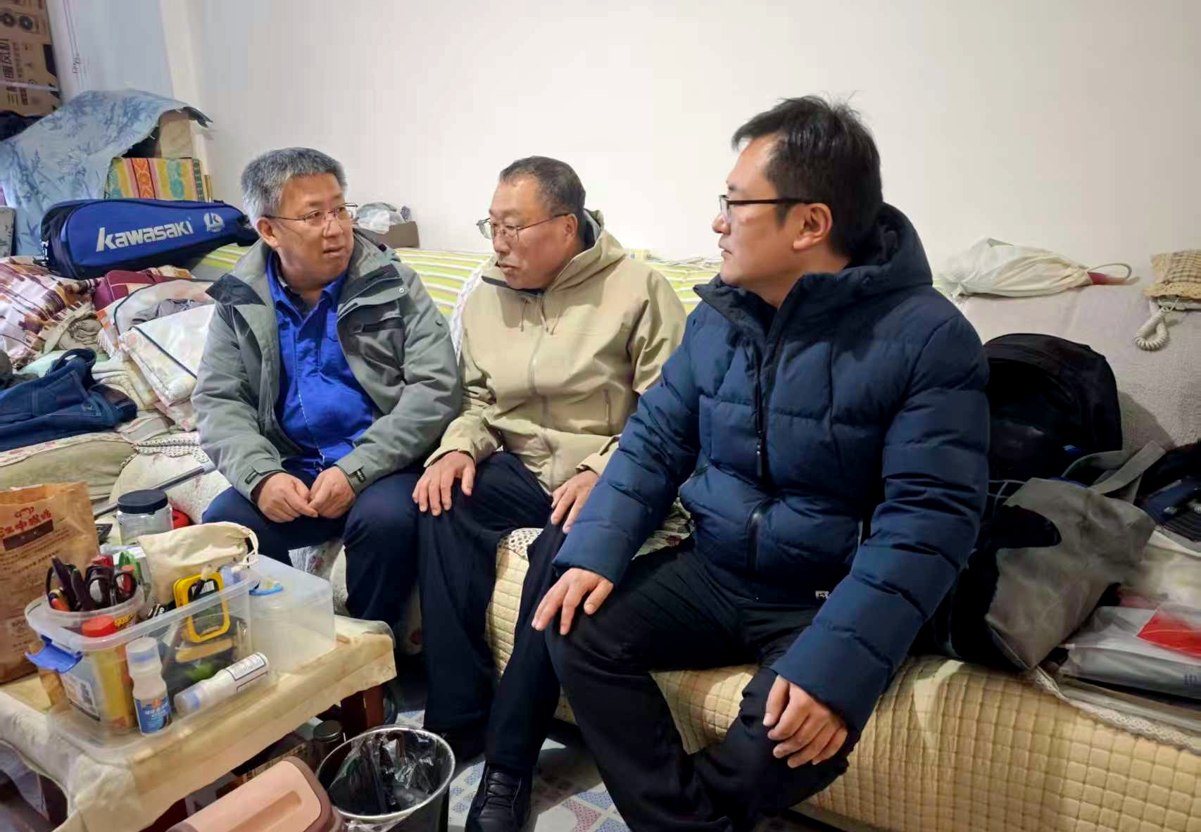 探望退休老員工.jpg 探望退休老員工.jpg